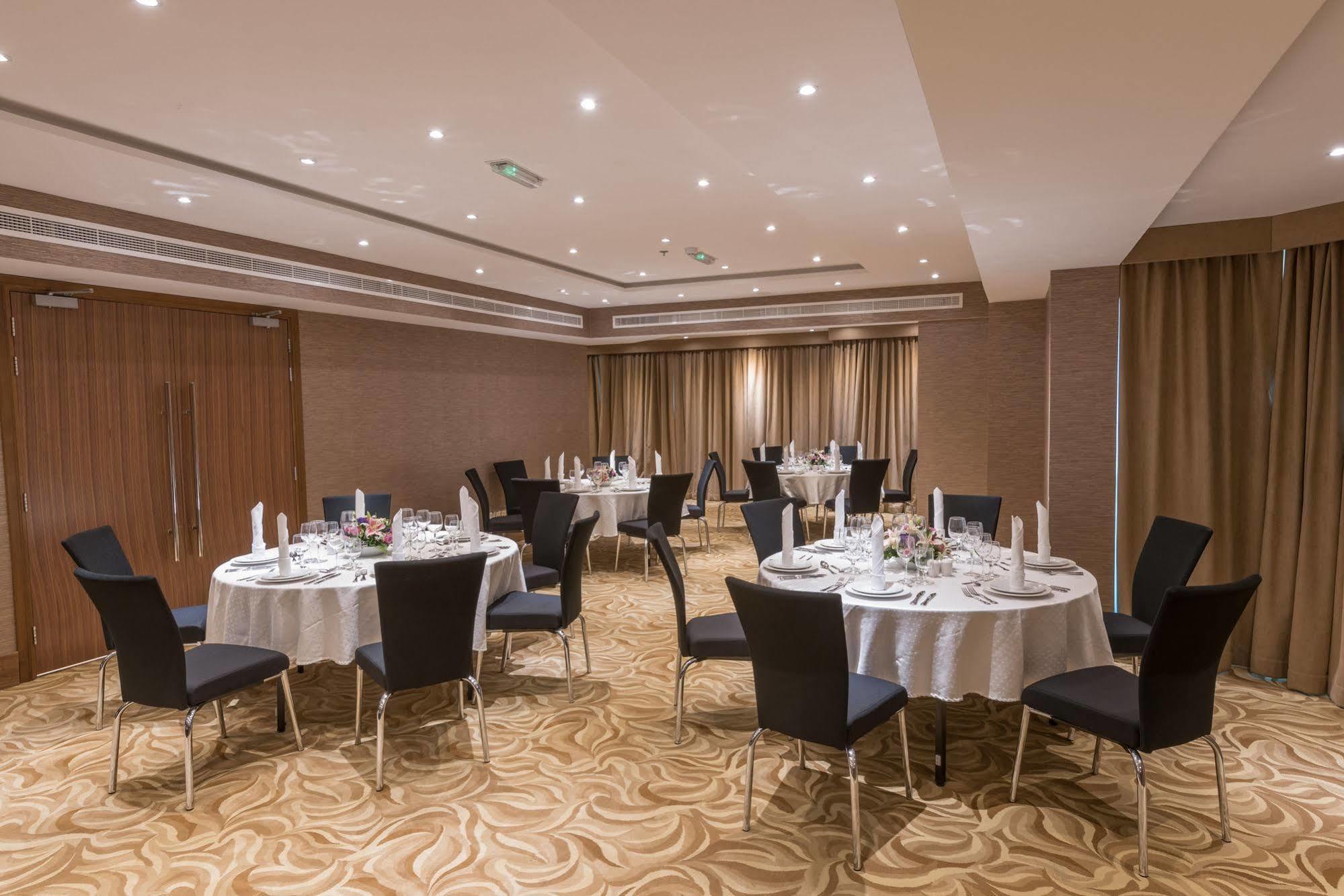 Hawthorn Extended Stay By Wyndham Abu Dhabi City Center Екстер'єр фото